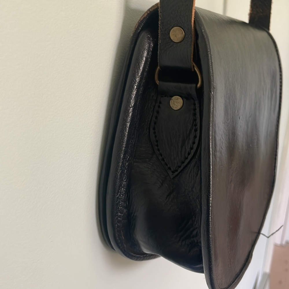 Genuine leather Moroccan hand tooled black leather saddle bag - Picture 6 of 14